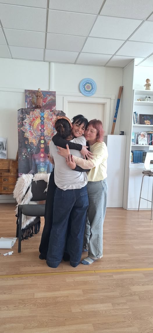 Momento di lavoro di gruppo in sala, due persone una di fronte all'altra