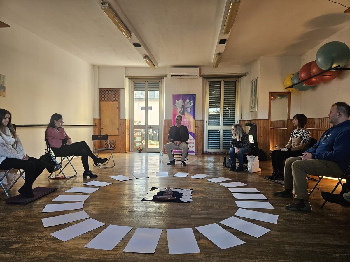 Dario Nencini seduto in cerchio con un gruppo di persone